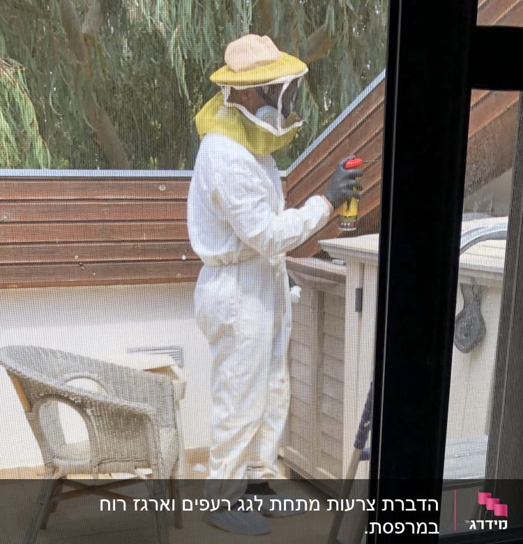 אדם בחליפת מגן מרסס חומר הדברה